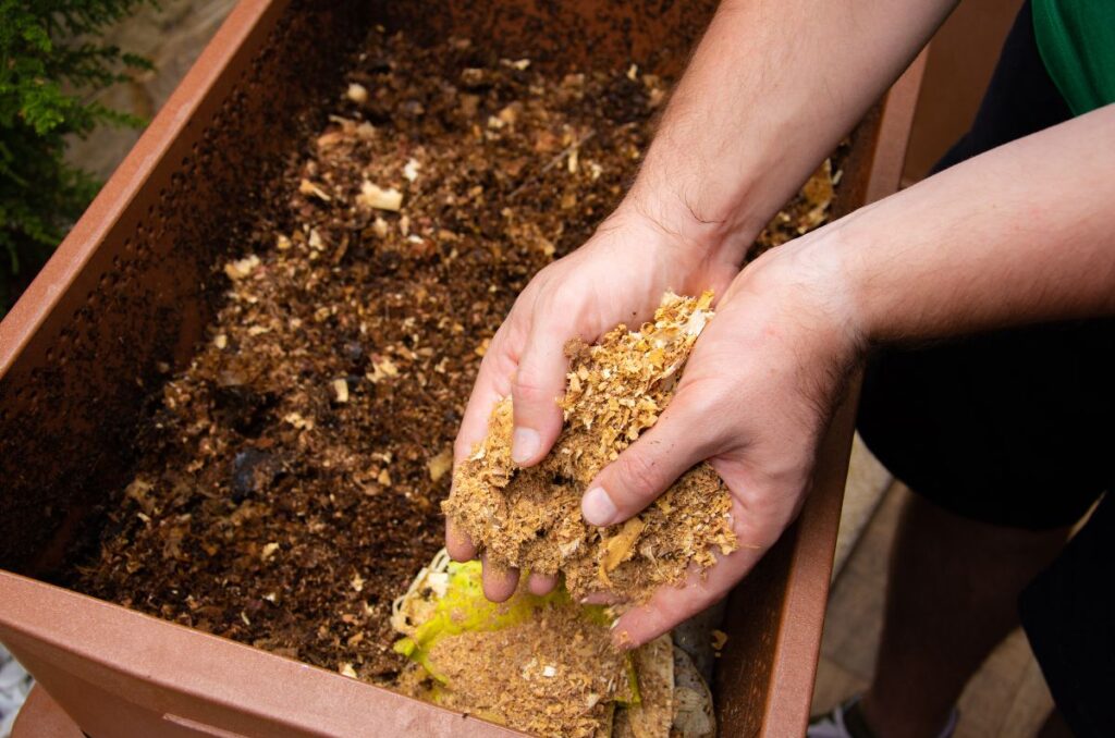 using sawdust for compost